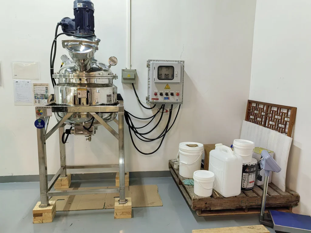 Stainless steel vacuum mixing reactor with explosion-proof control box for low-viscosity UV adhesive raw material stirring and blending